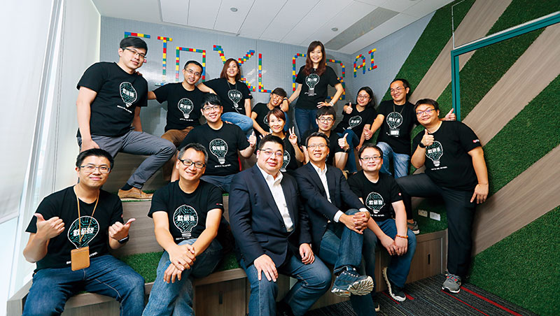 中信AI團隊主帥王俊權、賈景光（前排左3、左4）一文一武，合力率領AI大俠們，勇闖金融創新武林。